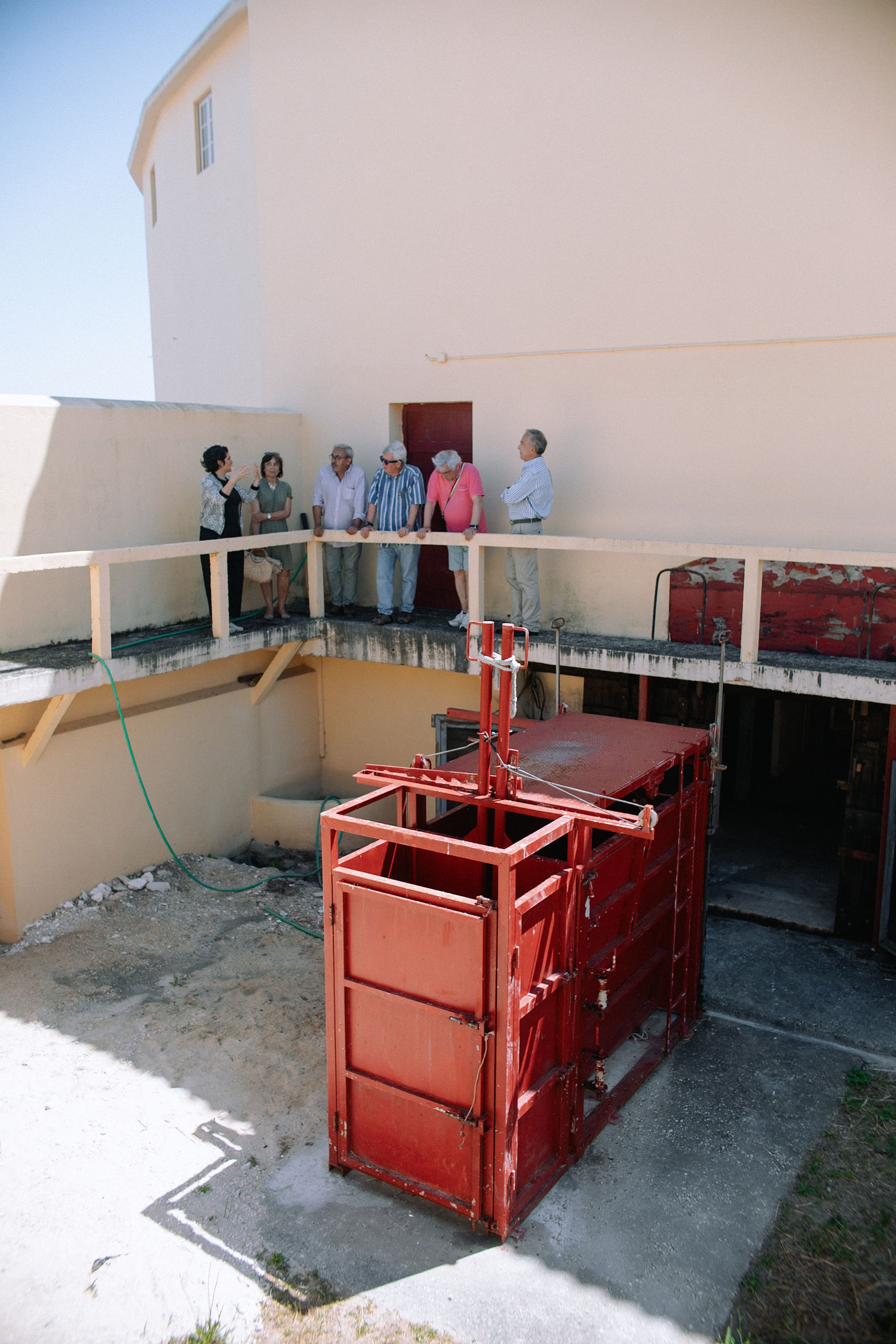 Grupo junto à estrutura vermelha