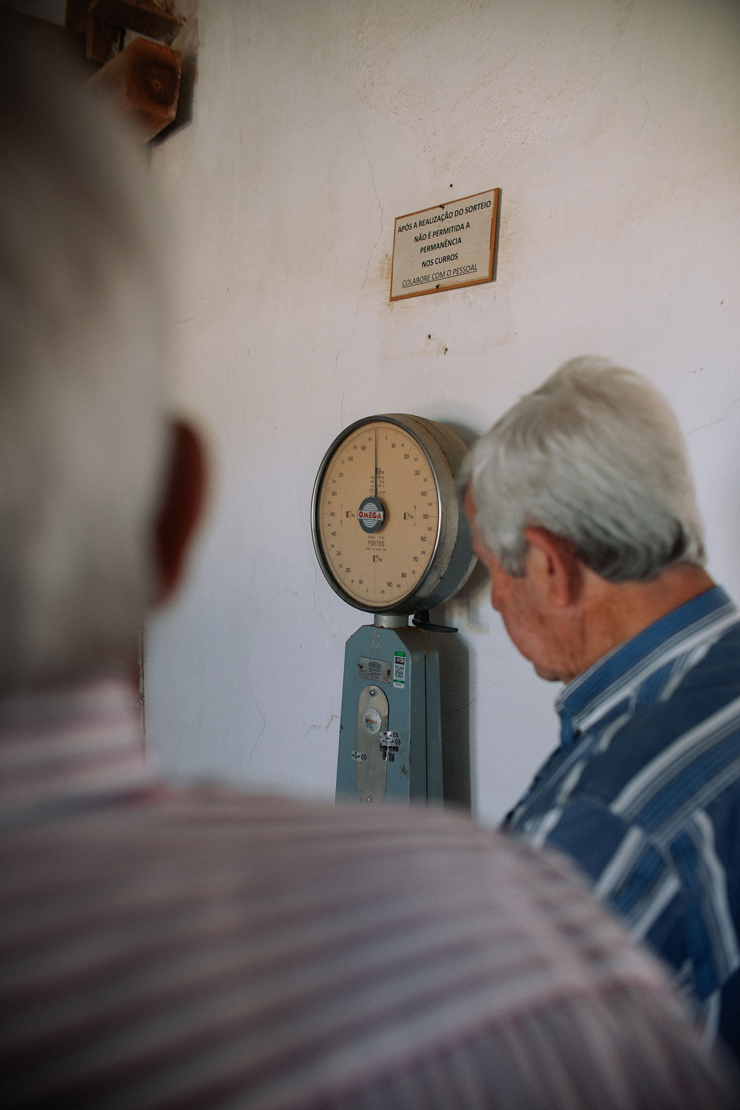 Balança com placa de aviso