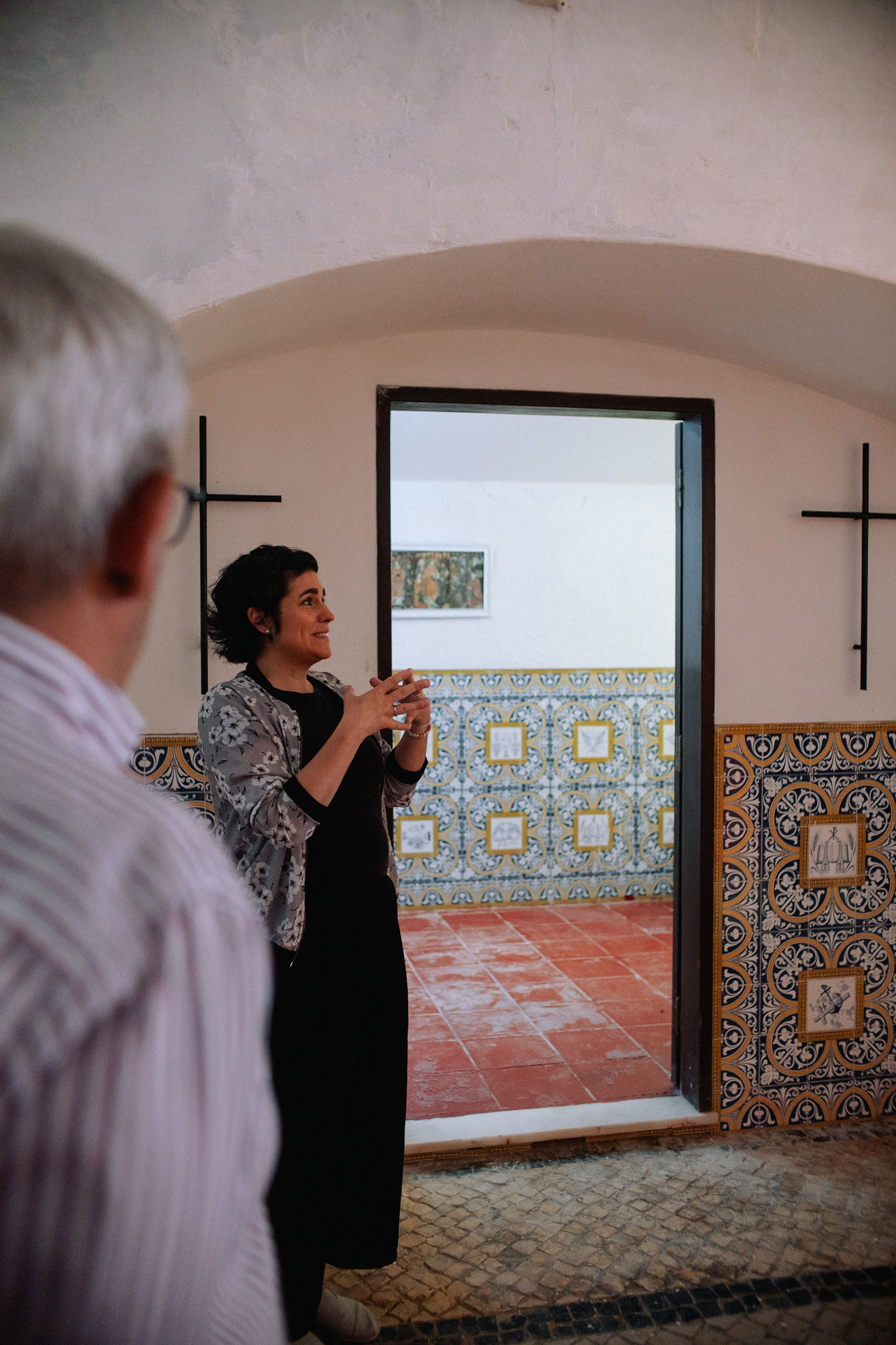 Guia explicando com azulejos ao fundo