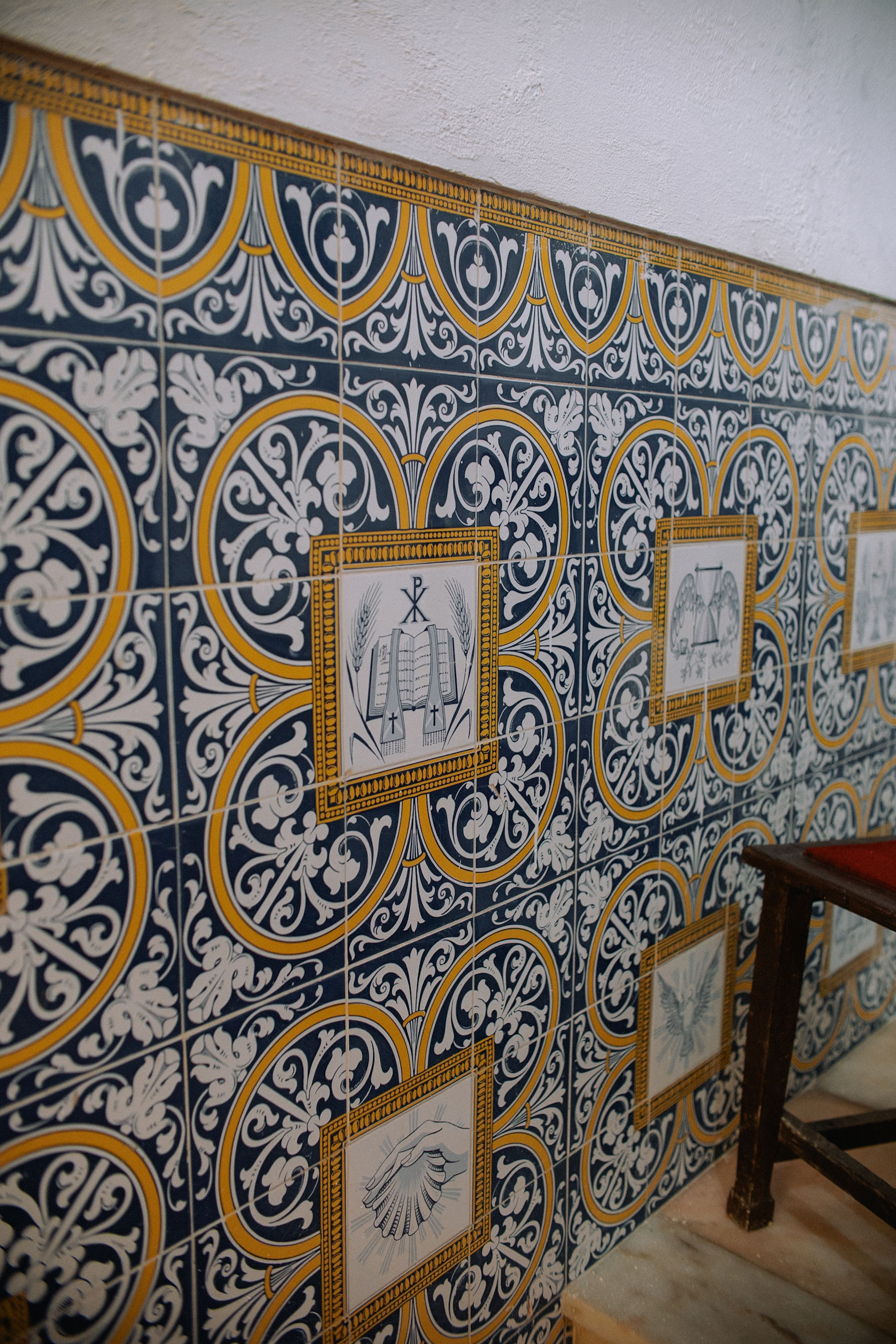 Painel de azulejos com símbolos religiosos